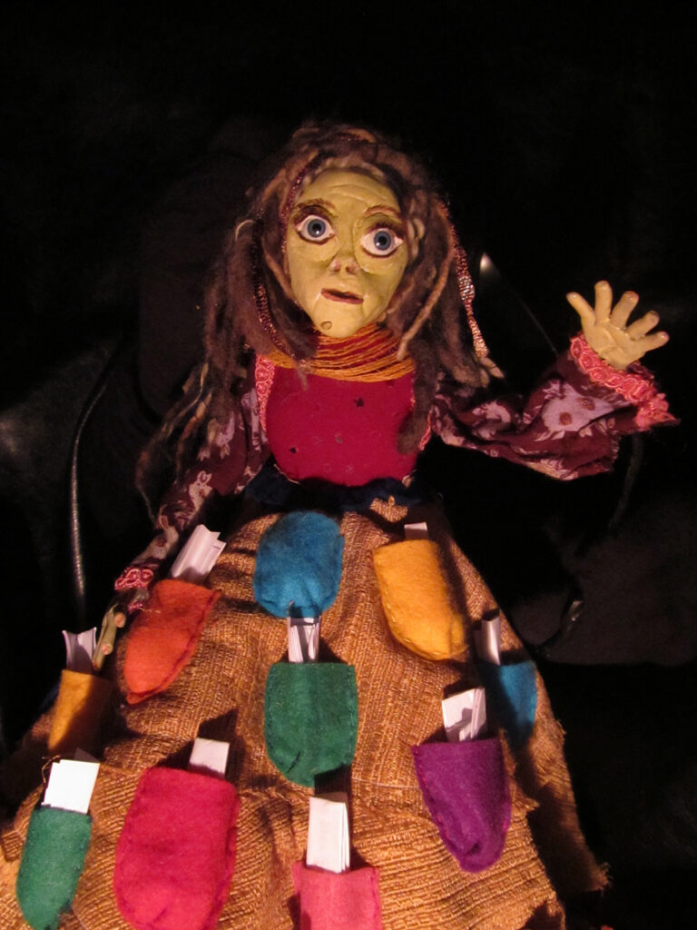 As Caixeiras Cia. de Bonecas (15 anos), única de Teatro de Lambe-Lambe no DF, apresenta espetáculos - DE GRAÇA - em 5 Regiões Administrativas Teatro