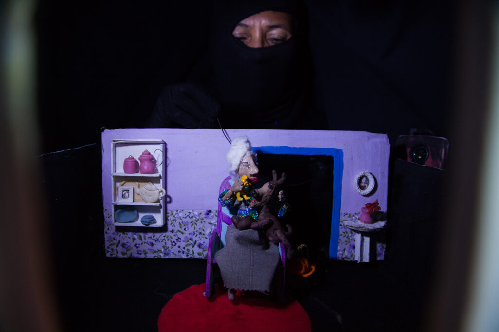 As Caixeiras Cia. de Bonecas (15 anos), única de Teatro de Lambe-Lambe no DF, apresenta espetáculos - DE GRAÇA - em 5 Regiões Administrativas Teatro