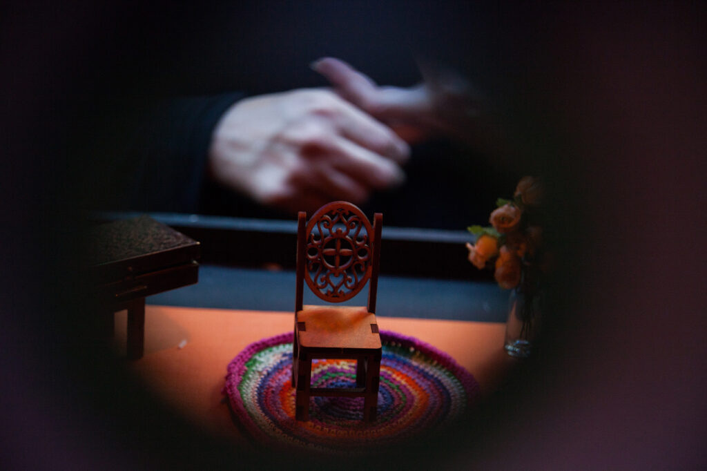 As Caixeiras Cia. de Bonecas (15 anos), única de Teatro de Lambe-Lambe no DF, apresenta espetáculos - DE GRAÇA - em 5 Regiões Administrativas Teatro