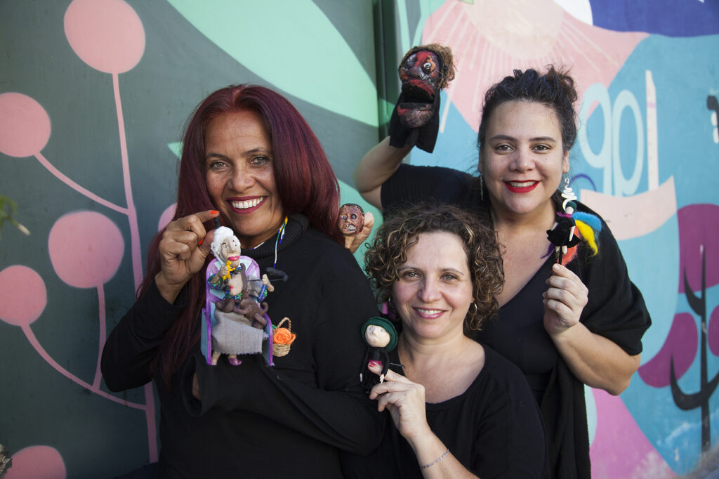 As Caixeiras Cia. de Bonecas (15 anos), única de Teatro de Lambe-Lambe no DF, apresenta espetáculos - DE GRAÇA - em 5 Regiões Administrativas Teatro