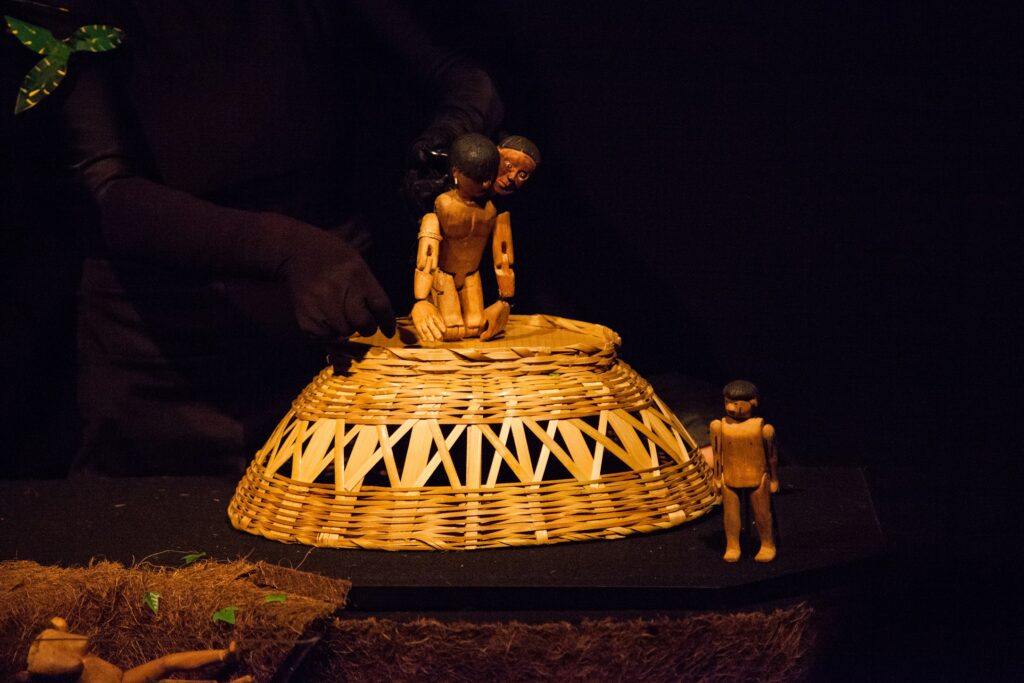 As Caixeiras Cia. de Bonecas (15 anos), única de Teatro de Lambe-Lambe no DF, apresenta espetáculos - DE GRAÇA - em 5 Regiões Administrativas Teatro