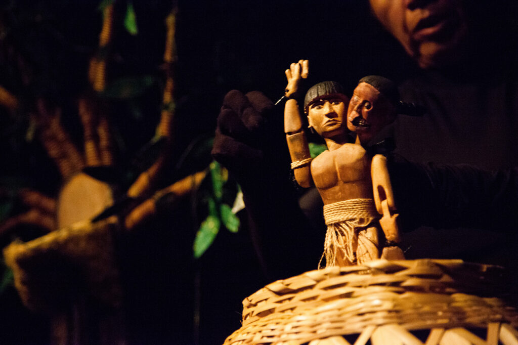 As Caixeiras Cia. de Bonecas (15 anos), única de Teatro de Lambe-Lambe no DF, apresenta espetáculos - DE GRAÇA - em 5 Regiões Administrativas Teatro