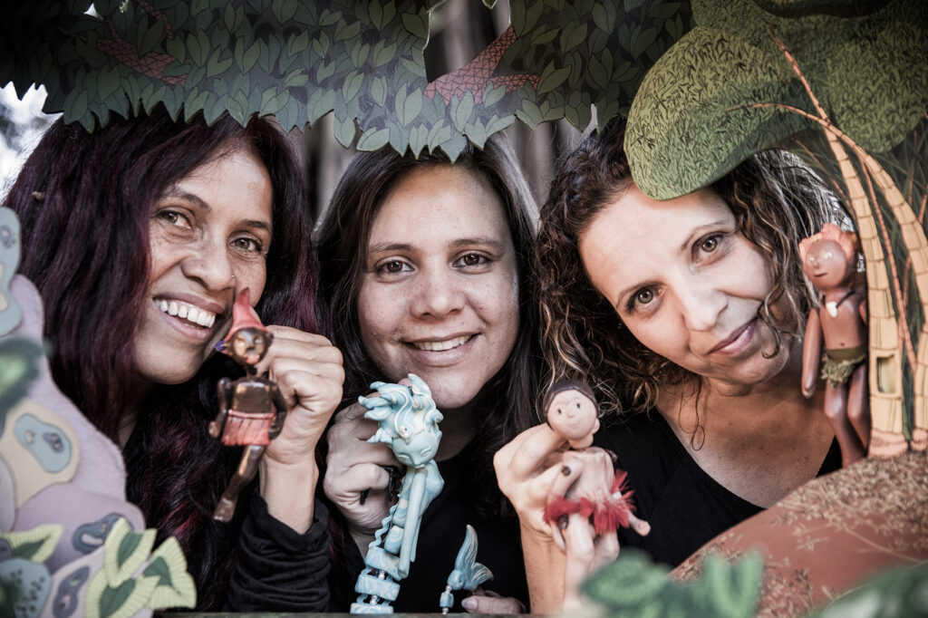 As Caixeiras Cia. de Bonecas (15 anos), única de Teatro de Lambe-Lambe no DF, apresenta espetáculos - DE GRAÇA - em 5 Regiões Administrativas Teatro