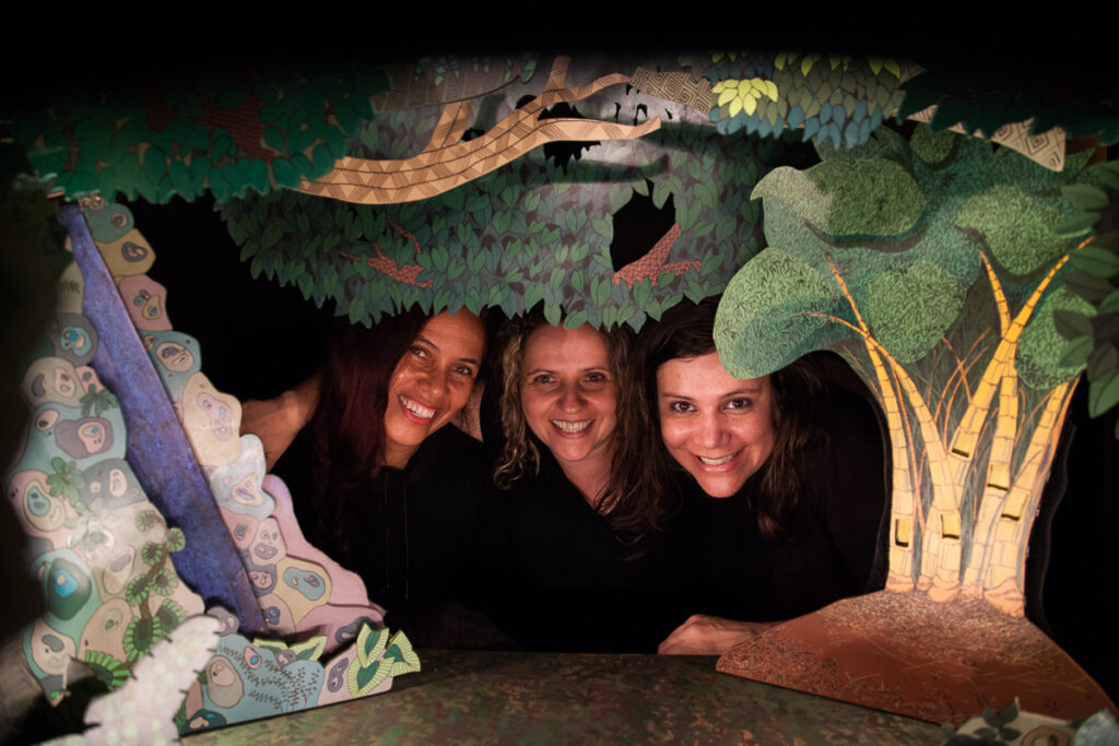 As Caixeiras Cia. de Bonecas (15 anos), única de Teatro de Lambe-Lambe no DF, apresenta espetáculos - DE GRAÇA - em 5 Regiões Administrativas Teatro