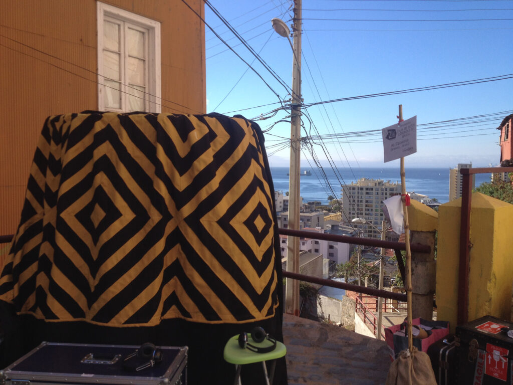 As Caixeiras Cia. de Bonecas (15 anos), única de Teatro de Lambe-Lambe no DF, apresenta espetáculos - DE GRAÇA - em 5 Regiões Administrativas Teatro