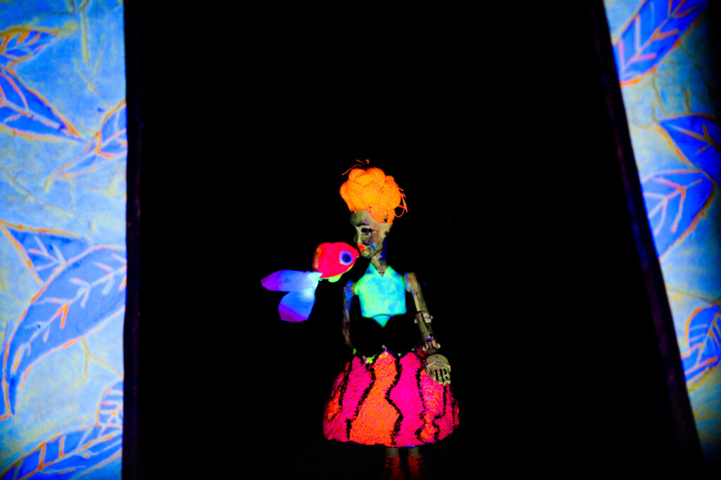 As Caixeiras Cia. de Bonecas (15 anos), única de Teatro de Lambe-Lambe no DF, apresenta espetáculos - DE GRAÇA - em 5 Regiões Administrativas Teatro