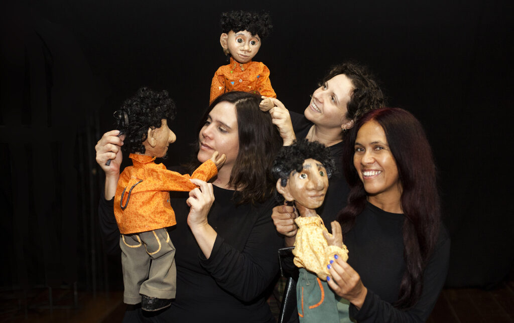 As Caixeiras Cia. de Bonecas (15 anos), única de Teatro de Lambe-Lambe no DF, apresenta espetáculos - DE GRAÇA - em 5 Regiões Administrativas Teatro