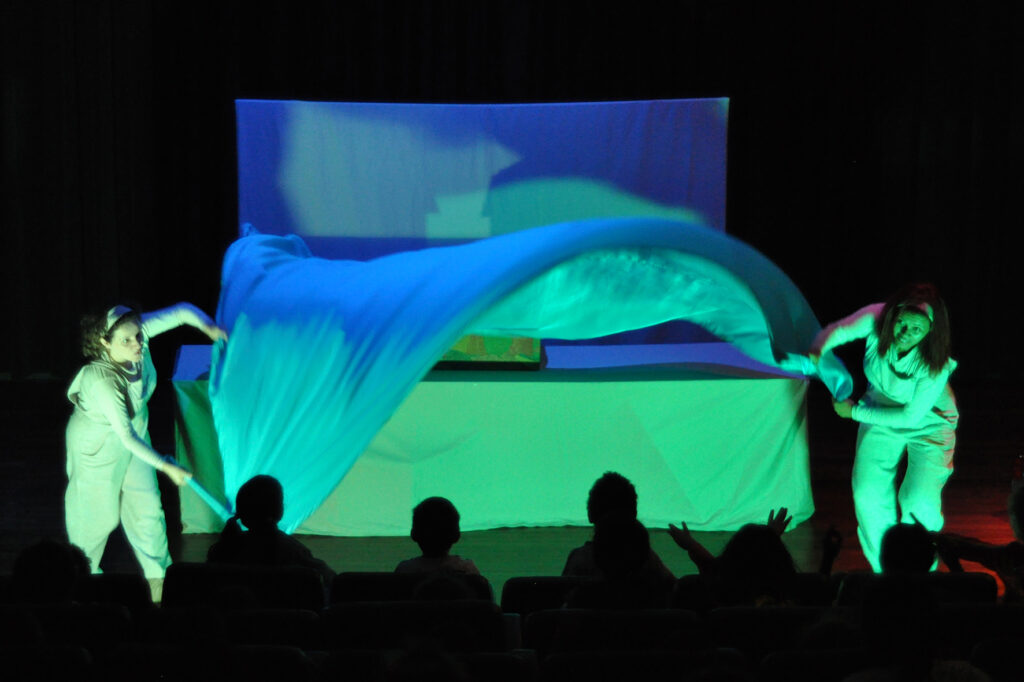 As Caixeiras Cia. de Bonecas (15 anos), única de Teatro de Lambe-Lambe no DF, apresenta espetáculos - DE GRAÇA - em 5 Regiões Administrativas Teatro