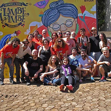 As Caixeiras Cia. de Bonecas (15 anos), única de Teatro de Lambe-Lambe no DF, apresenta espetáculos - DE GRAÇA - em 5 Regiões Administrativas Teatro