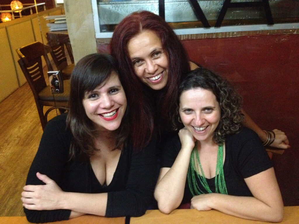 As Caixeiras Cia. de Bonecas (15 anos), única de Teatro de Lambe-Lambe no DF, apresenta espetáculos - DE GRAÇA - em 5 Regiões Administrativas Teatro