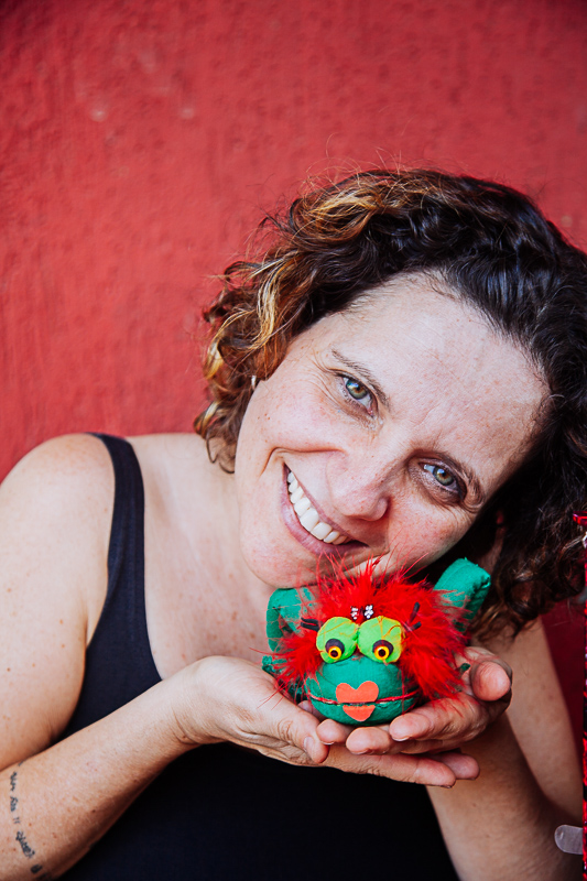 As Caixeiras Cia. de Bonecas (15 anos), única de Teatro de Lambe-Lambe no DF, apresenta espetáculos - DE GRAÇA - em 5 Regiões Administrativas Teatro