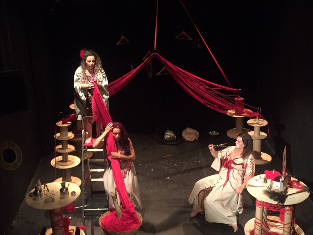 As Caixeiras Cia. de Bonecas (15 anos), única de Teatro de Lambe-Lambe no DF, apresenta espetáculos - DE GRAÇA - em 5 Regiões Administrativas Teatro