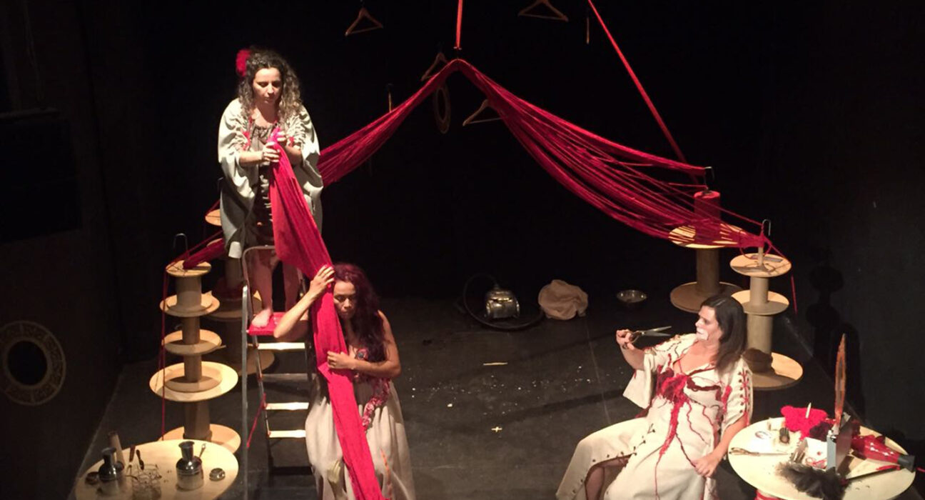 As Caixeiras Cia. de Bonecas (15 anos), única de Teatro de Lambe-Lambe no DF, apresenta espetáculos - DE GRAÇA - em 5 Regiões Administrativas Teatro