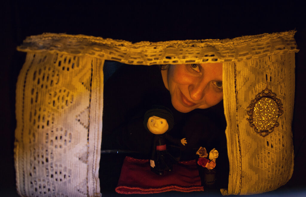 As Caixeiras Cia. de Bonecas (15 anos), única de Teatro de Lambe-Lambe no DF, apresenta espetáculos - DE GRAÇA - em 5 Regiões Administrativas Teatro