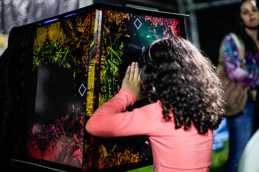 As Caixeiras Cia. de Bonecas (15 anos), única de Teatro de Lambe-Lambe no DF, apresenta espetáculos - DE GRAÇA - em 5 Regiões Administrativas Teatro