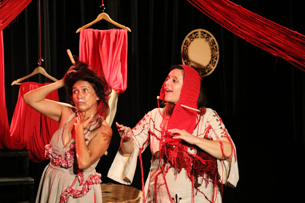 As Caixeiras Cia. de Bonecas (15 anos), única de Teatro de Lambe-Lambe no DF, apresenta espetáculos - DE GRAÇA - em 5 Regiões Administrativas Teatro