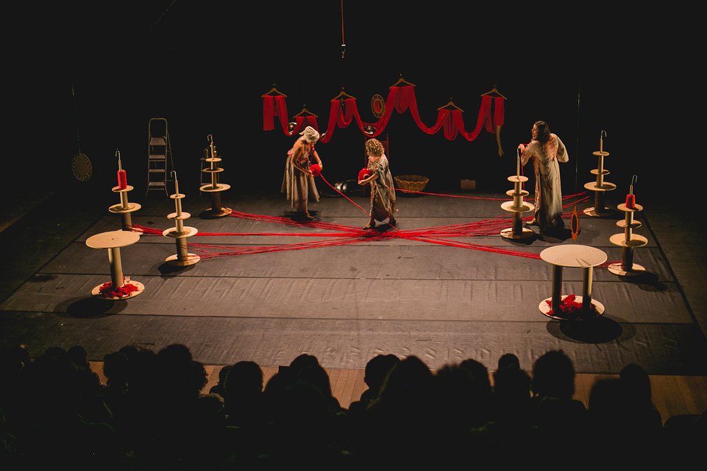 As Caixeiras Cia. de Bonecas (15 anos), única de Teatro de Lambe-Lambe no DF, apresenta espetáculos - DE GRAÇA - em 5 Regiões Administrativas Teatro