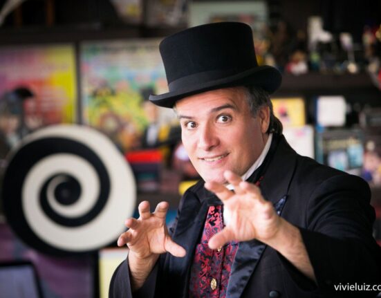 De graça: Hora da Alegria com teatro e magia Música