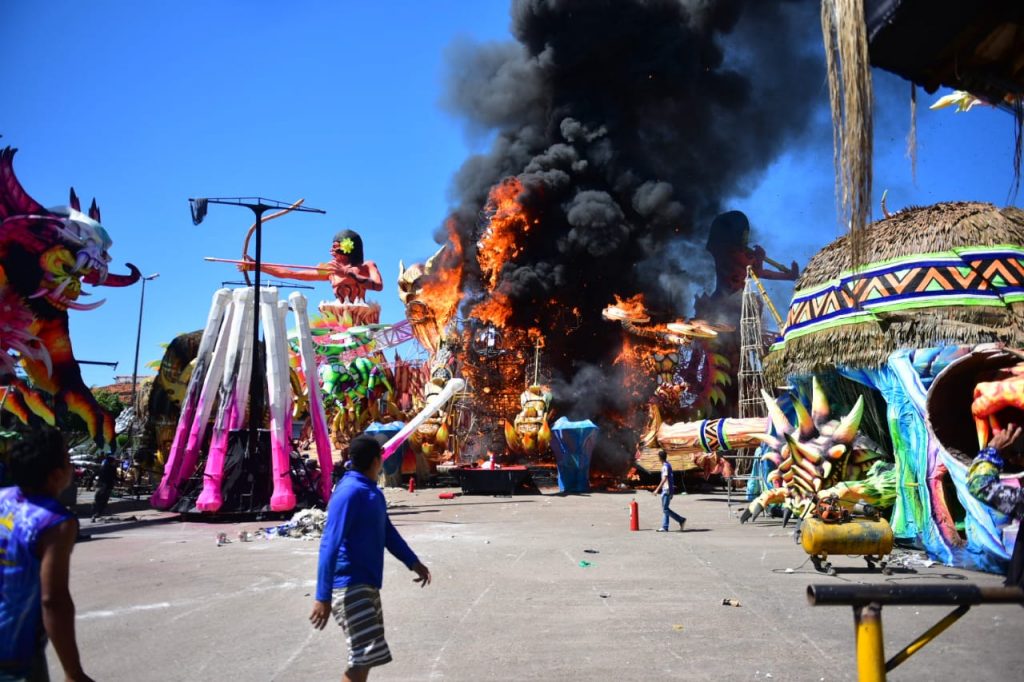 Enquanto famosos deixam Parintins encantados com festival, artistas do boi Garantido incendeiam alegorias por falta de pagamento Colunismo Social