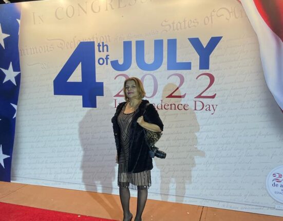 Editora Isabel Almeida na Data Nacional dos EUA Colunismo Social