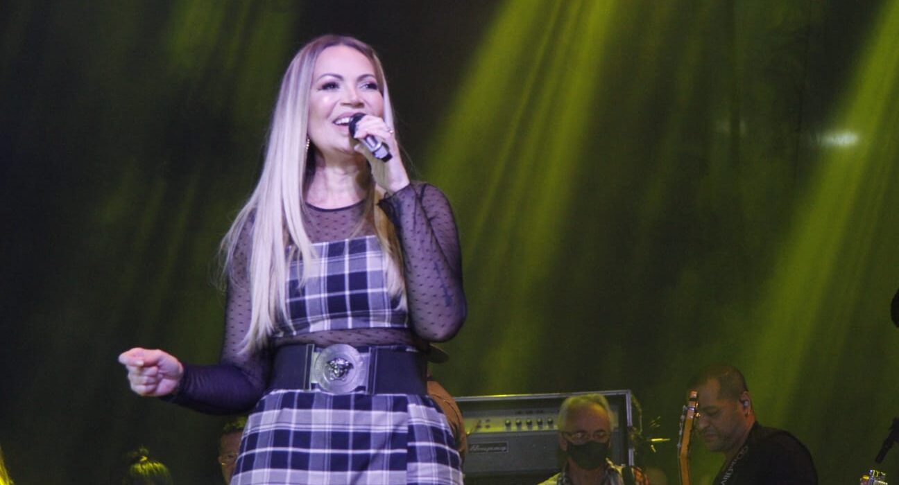 Solange Almeida canta para 70 mil pessoas no segundo dia do Ita Pedro Eventos