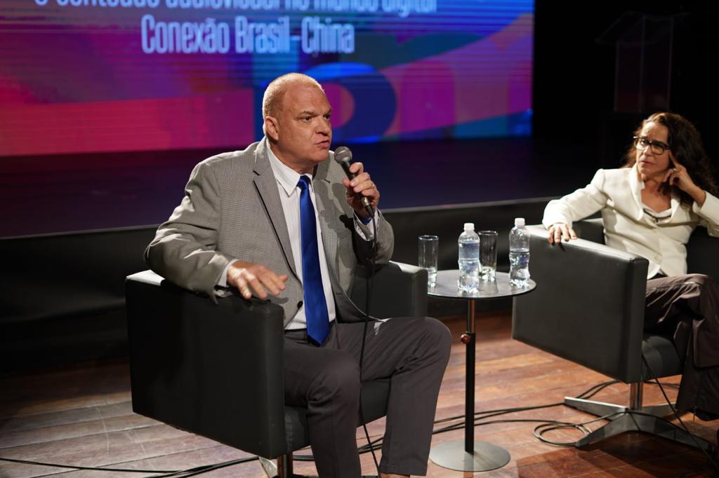 A atriz Lucélia Santos, e do doutor em Teledramaturgia Brasileira e Latino Americana pela USP, o mestre Mauro Alenca.