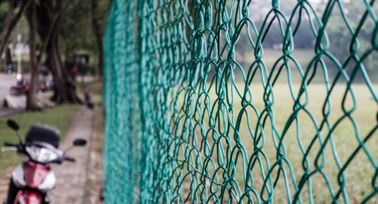 Pintura de aço e ferro protege contra deterioração pela ação do tempo e de intempéries Geral