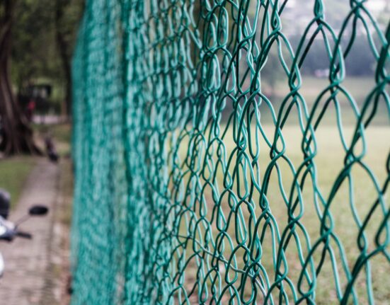 Pintura de aço e ferro protege contra deterioração pela ação do tempo e de intempéries Geral