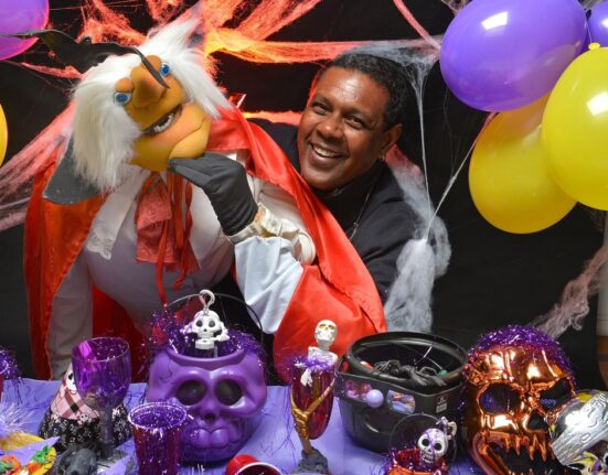 Festival de Bonecos do Diversão em Conjunto apresenta Tethéte – O Vampiro que mascava chiclete Teatro