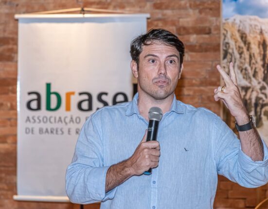 Bares e restaurantes têm volta do movimento, mas sofrem com dívidas e inflação Colunismo Social