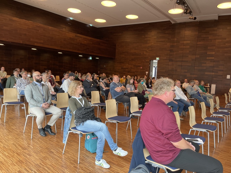 Mais de 60 pessoas de diferentes países com maior ênfase para Estados Unidos, Alemanha, Holanda, Noruega e França 