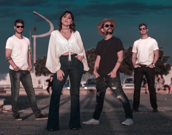 Desfile de moda ao som de canções do rei Roberto Carlos celebra o Dia dos Pais no Conjunto Nacional Geral