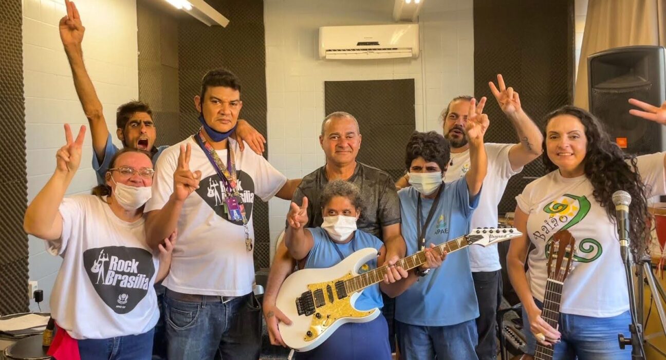 Semana Nacional da Pessoa com Deficiência Intelectual e Múltipla: banda Baião de 2 realiza circulação musical. Geral