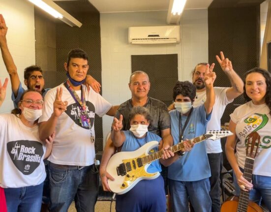 Semana Nacional da Pessoa com Deficiência Intelectual e Múltipla: banda Baião de 2 realiza circulação musical. Concurso
