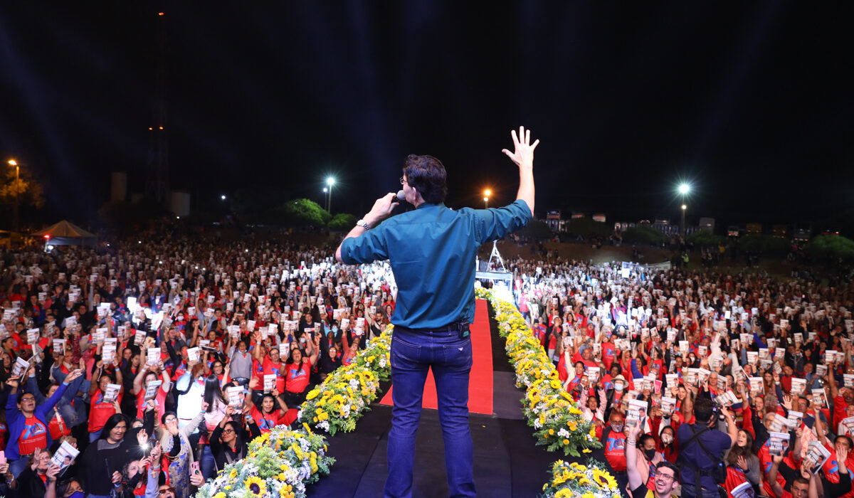 Padre Reginaldo Manzotti realiza lançamento de livro com momento de espiritualidade no Pátio Brasil Religião