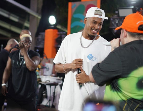 Paulo André canta no projeto "Na Prainha com Ferrugem" na Ilha do Itanhangá Música