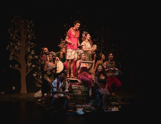 Espetáculo Ótimomáximo lança versão bilíngue Teatro