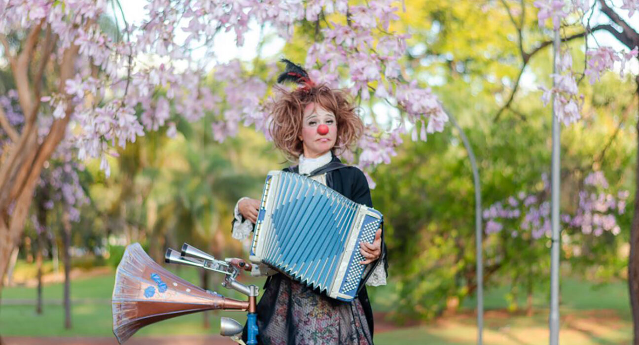 Palhaça Ananica apresenta circo-teatro musical gratuito no Conjunto Nacional Geral