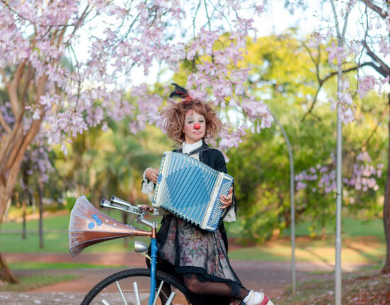 Palhaça Ananica apresenta circo-teatro musical gratuito no Conjunto Nacional Gastronomia