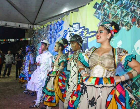 Tradição do pau de sebo é mantida no Sarau Complexo junino de Samambaia Eventos