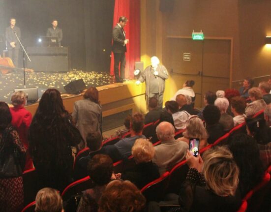 Homenagem a Bibi Ferreira Colunismo Social