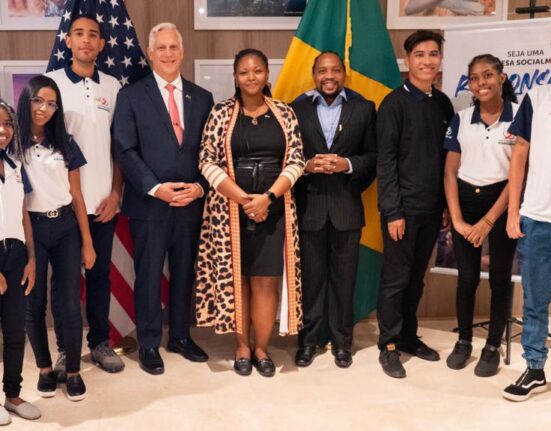 Encarrecado de Negócios da embaixada dos Estados Unidos parabeniza jovens Aprendizes segurança