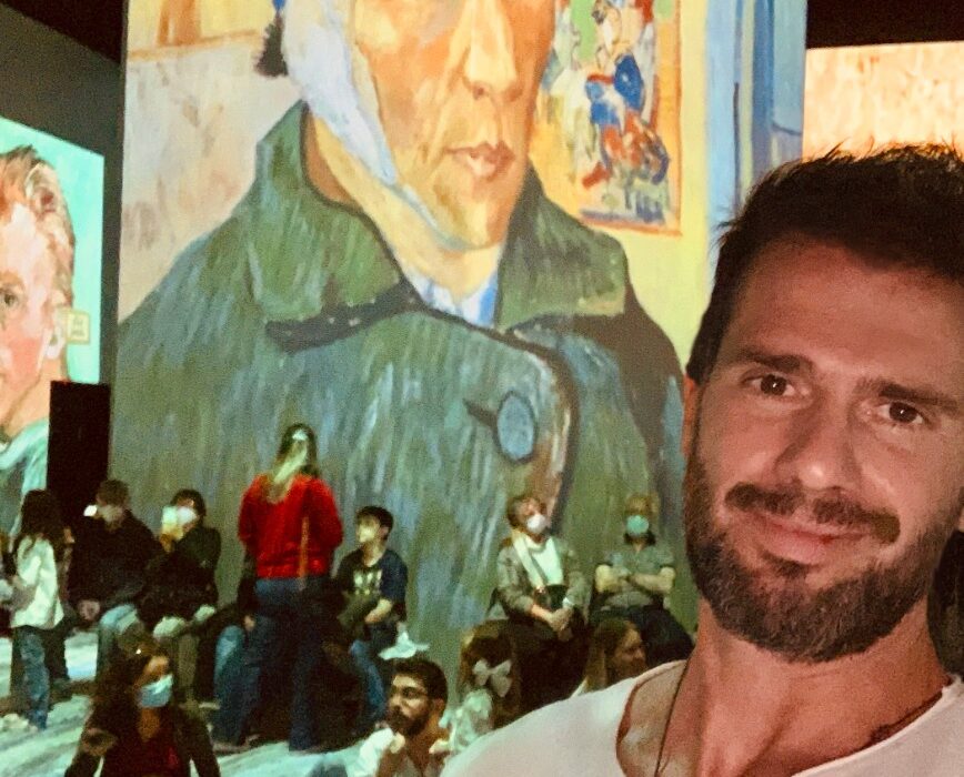 Artista recria Van Gogh com sucatas e chega à exposição Beyond Van Gogh em Brasília Artes