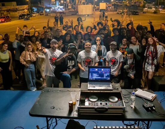 Sarau-Vá chega ao fim da primeira fase com GOG, Japão Viela 17 e Letícia Fialho Música