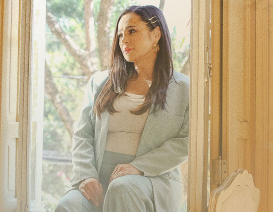 Em novo single, Daniela Araújo ressalta a santidade de Deus Música