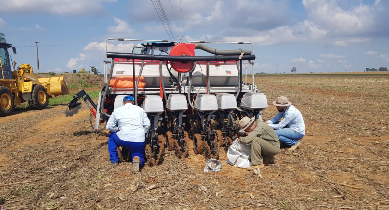 É logo ali: foi dado início ao plantio da competição de cultivares de soja da AgroBrasilia 2023 agro