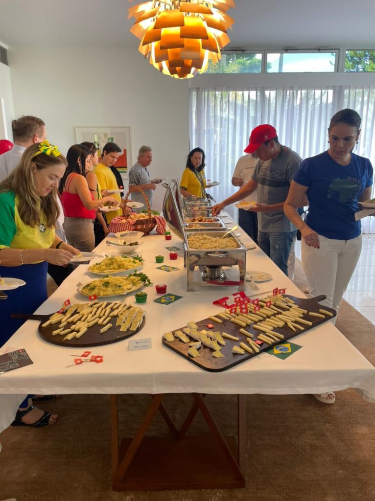 Partida entre Brasil e Suíça reúne torcedores na embaixada Internacional