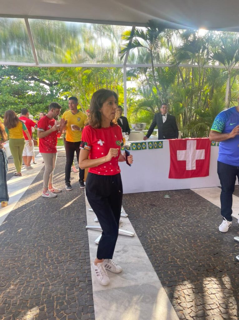 Partida entre Brasil e Suíça reúne torcedores na embaixada Internacional