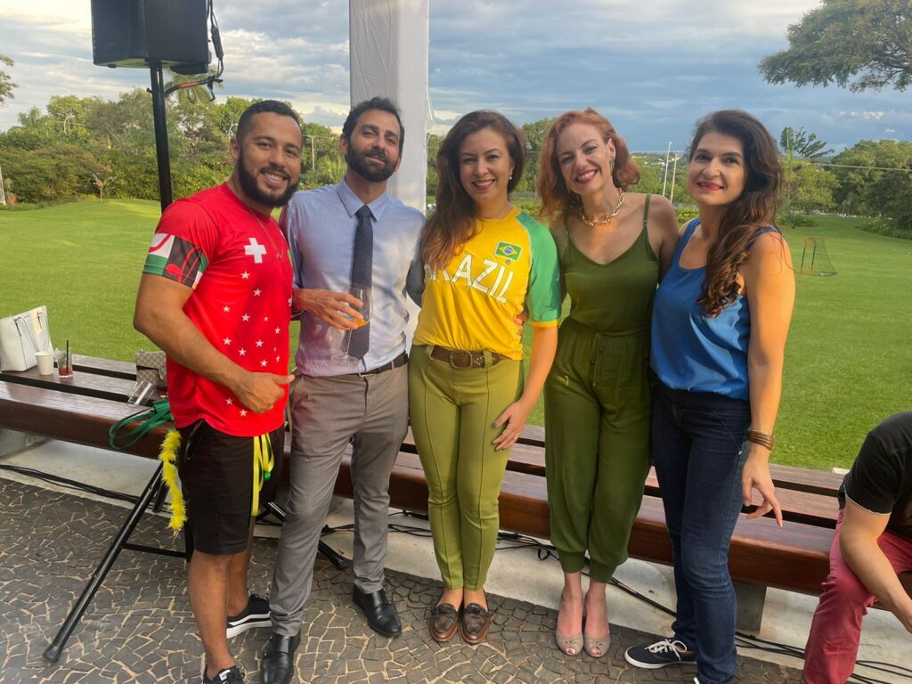 Partida entre Brasil e Suíça reúne torcedores na embaixada Internacional