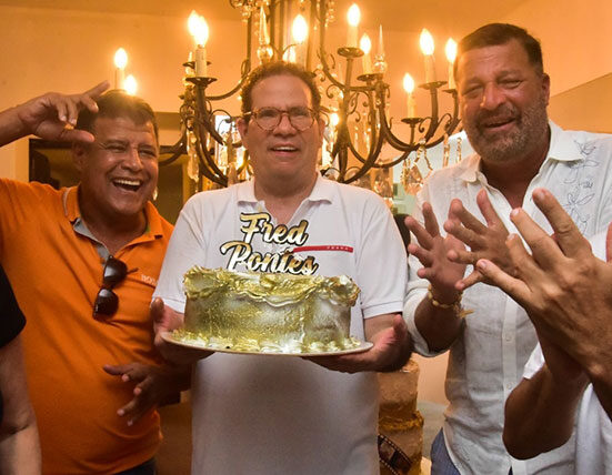 Cantora Larissa Marques canta no aniversário de Fred Pontes Social